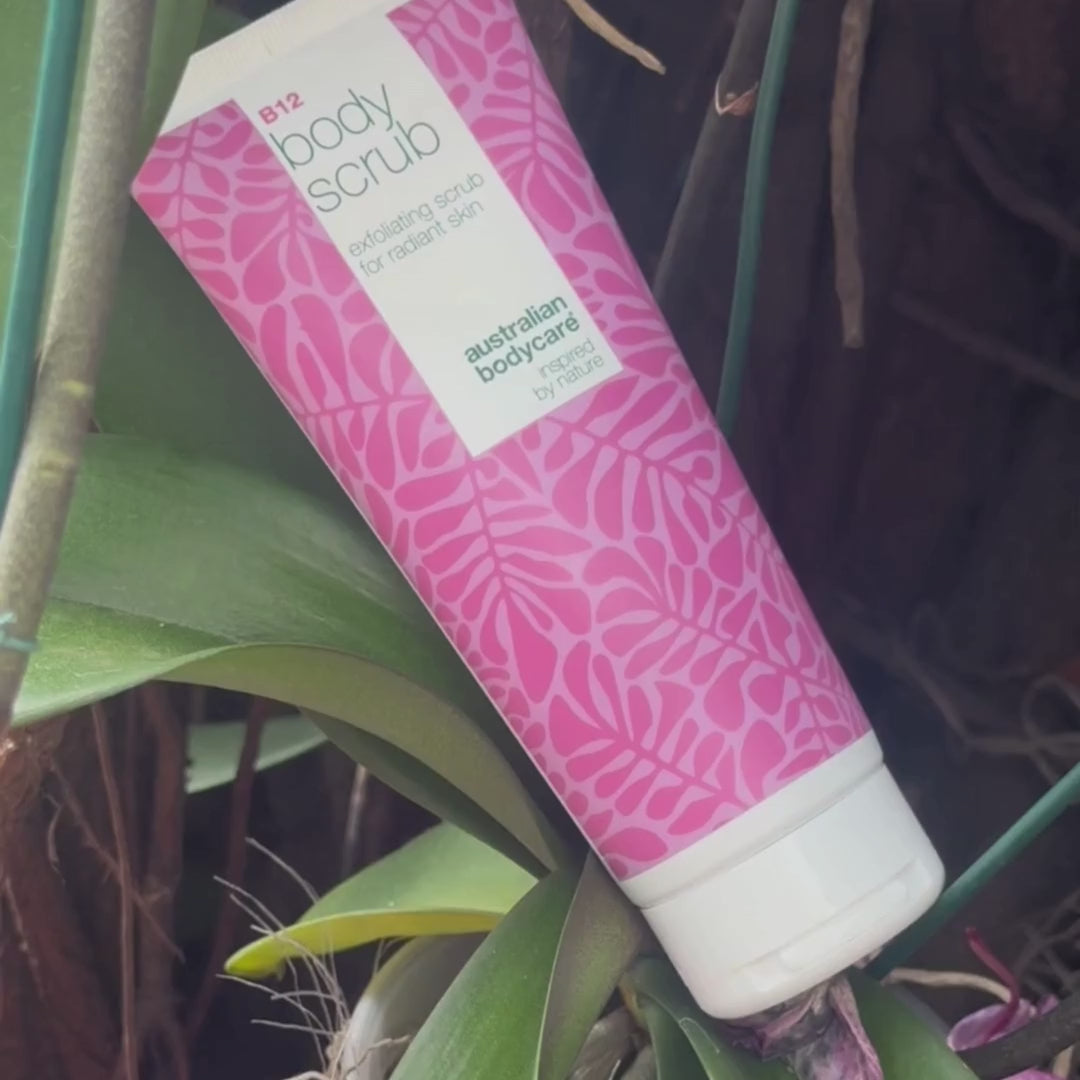 Video van een model dat onze bodyscrub met vitamine B12 in ronddraaiende bewegingen aanbrengt en de exfoliërende textuur en het verfrissende, gladmakende effect laat zien.
