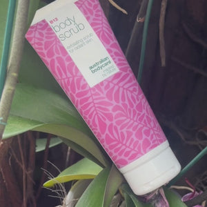 Video van een model dat onze bodyscrub met vitamine B12 in ronddraaiende bewegingen aanbrengt en de exfoliërende textuur en het verfrissende, gladmakende effect laat zien.