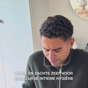Intieme zeep voor mannen – Zachte verzorging voor de dagelijkse intieme hygiëne — Effectieve intieme zeep voor mannen. Helpt irritatie en ongemak in de schaamstreek te verminderen. Natuurlijke ingrediënten voor een gezonde en goed verzorgde huid.