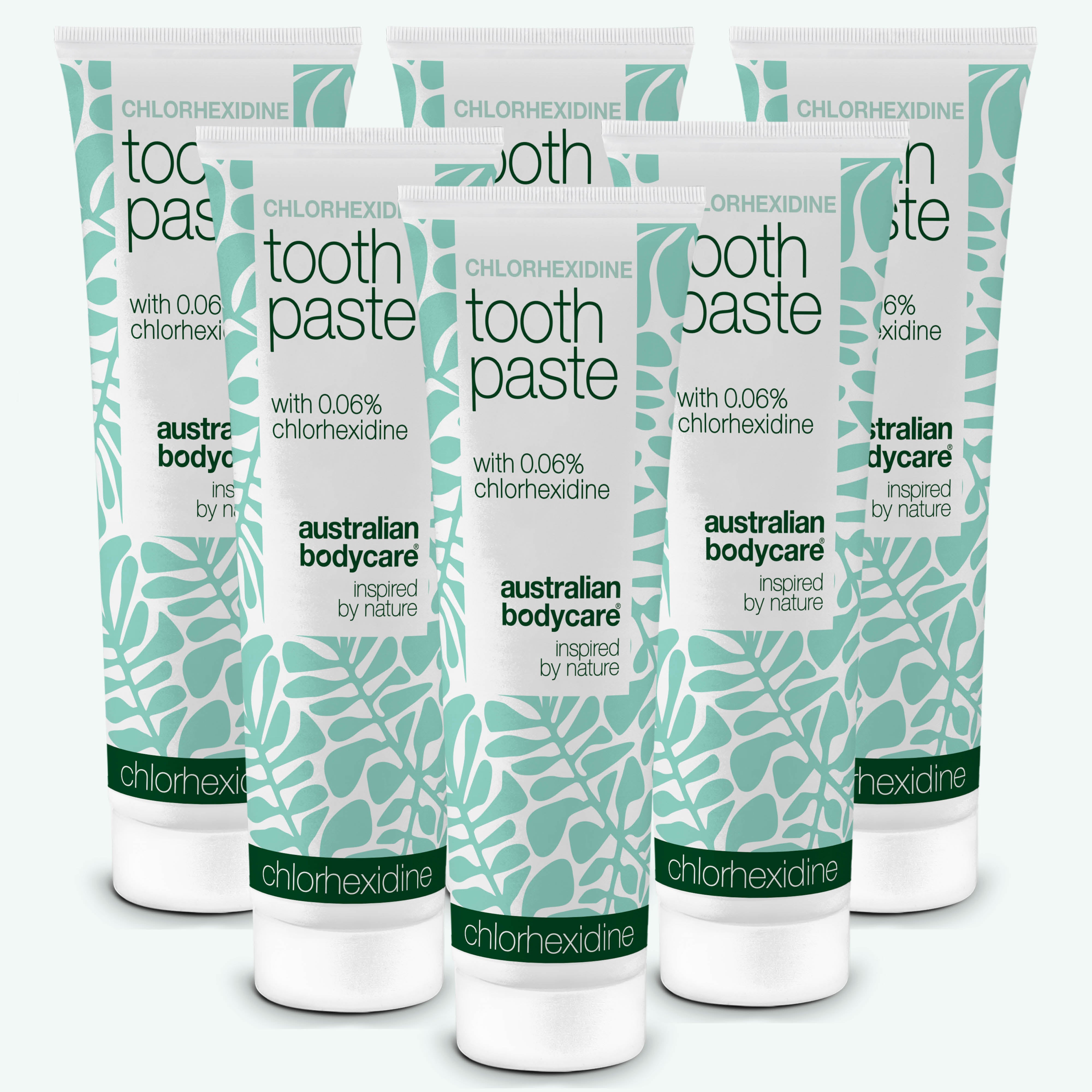 Zes tubes Australian Bodycare Chlorhexidine tandpasta met 0,06% chloorhexidine op een witte achtergrond. 6-pack.