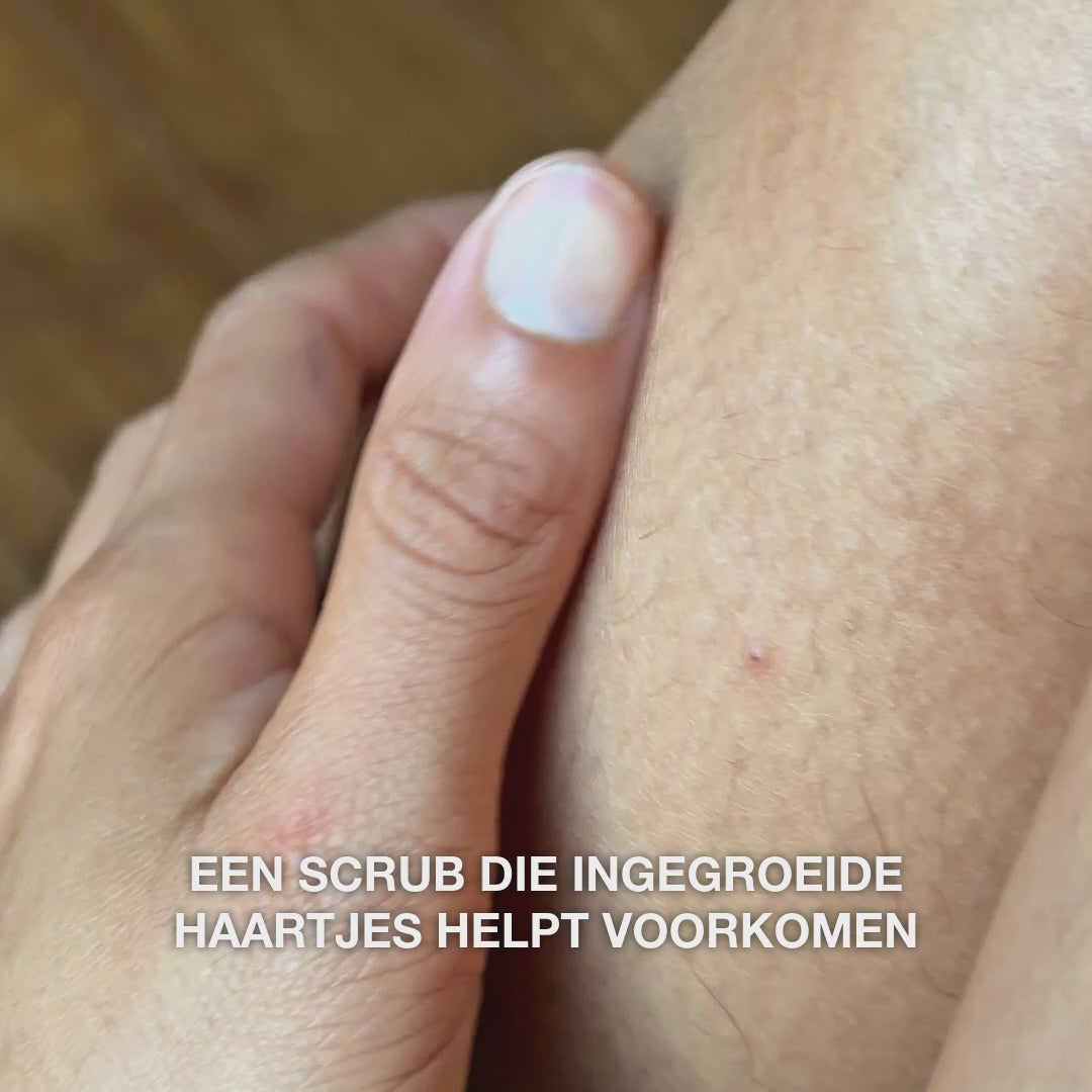 Video: een hand strijkt over huid met kleine rode bultjes, met de tekst „een scrub die ingegroeide haartjes helpt voorkomen”. Salicylzuur Pre-shave Scrub van Australian Bodycare.