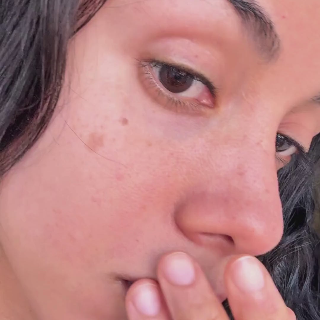 Video van een model dat onze neusstrip aanbrengt, het verwijdert en de gebruikte strip laat zien om te tonen hoe het de poriën heeft gereinigd.