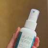 Video van een model dat onze aluminiumvrije deodorantspray onder haar armen aanbrengt, en laat zien hoe makkelijk het is in gebruik en hoe fris het aanvoelt.