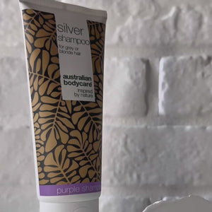 Video die de Australian Bodycare Silver Shampoo en de paarse shampoo-textuur toont.