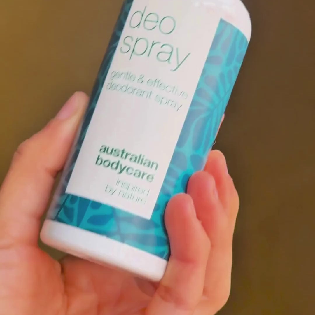 Video van een model dat onze antitranspirant-deodorantspray onder haar armen aanbrengt en laat zien hoe gemakkelijk het te gebruiken is en hoe het tegen zweet beschermt.