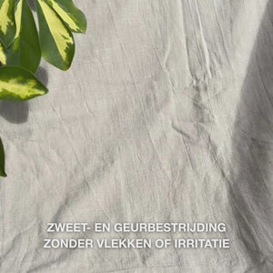 Close-up van een hand die de heldere, gelachtige deodorant in roll-on-vorm aanbrengt op schone okselhuid: de zachte, snel drogende textuur glijdt soepel, vormt een antitranspirante barrière, verzacht, hydrateert en laat de huid fris en vrij van resten achter.