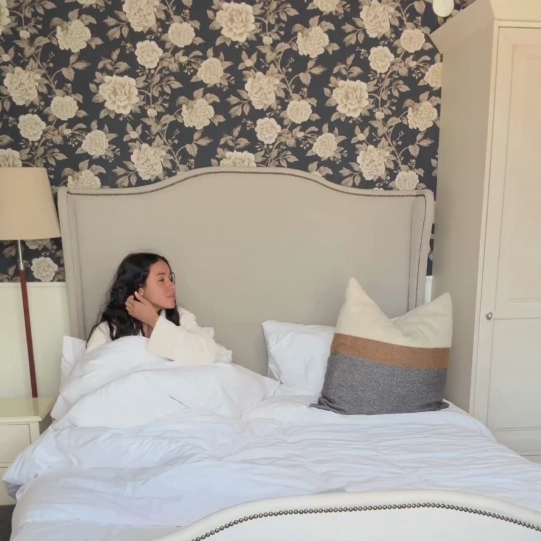 Video van een vrouw die onze menstruatieslips past voor een spiegel en laat zien hoe ze zitten en hoe comfortabel ze aanvoelen.