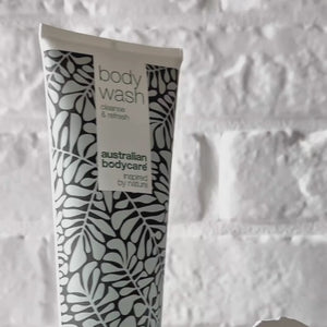 Video die de Australian Bodycare Body Wash en de lichte, schuimende textuur toont.