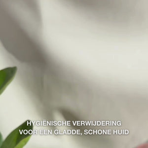 Close-up van handen die een dubbelzijdig roestvrijstalen tool gebruiken om mee-eters te verwijderen: een kleine metalen lus wordt voorzichtig rond een mee-eter op de neus geplaatst, de verwijderde talg wordt weggeveegd, het hulpmiddel wordt gespoeld, en vervolgens wordt een kalmerende tonic en gezichtscrème aangebracht.