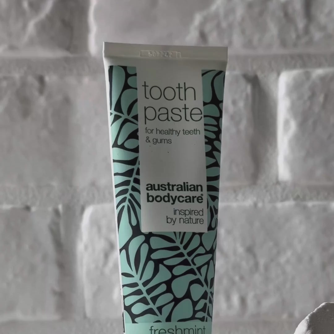 Video die de Australian Bodycare Tandpasta met Tea Tree Oil en de lichtblauwe pastatextuur toont.
