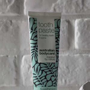 Video die de Australian Bodycare Tandpasta met Tea Tree Oil en de lichtblauwe pastatextuur toont.