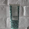 Video die de Australian Bodycare Tandpasta met Tea Tree Oil en de lichtblauwe pastatextuur toont.