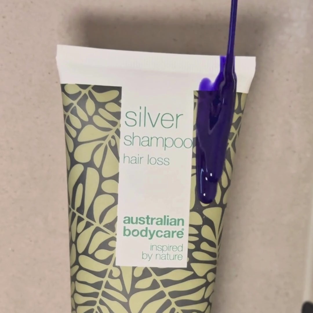 Video waarin te zien is hoe onze Hair Loss Silver Shampoo met zilver-paarse tint wordt aangebracht op nat haar onder de douche.