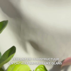 Close‑up van een hand die een paar fijne druppels van een transparante, lichte Peeling Serum op de vingertoppen druppelt en deze zachtjes inmasseren op schone huid — de zijdezachte, vloeibare textuur lost zichtbaar dode huidcellen op, verfijnt de huidstructuur en geeft de huid een boost met natuurlijke AHA’s (Lime Pearl), niacinamide en tea tree‑olie 