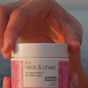 Video van een model dat onze hals- en decolletécrème met vitamine B12 aanbrengt en zachtjes inmasseert om de romige textuur en verstevigende werking te laten zien.