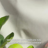 Close-up van handen die heldere, lichtblauwe, schuimende vloeibare handzeep met Tea Tree Oil in de palm pompen en deze zachtjes uitsmeren over handpalmen, handruggen en tussen de vingers — de zachte, reinigende schuim verwijdert bacteriën en vuil en maakt de huid zacht en gehydrateerd.