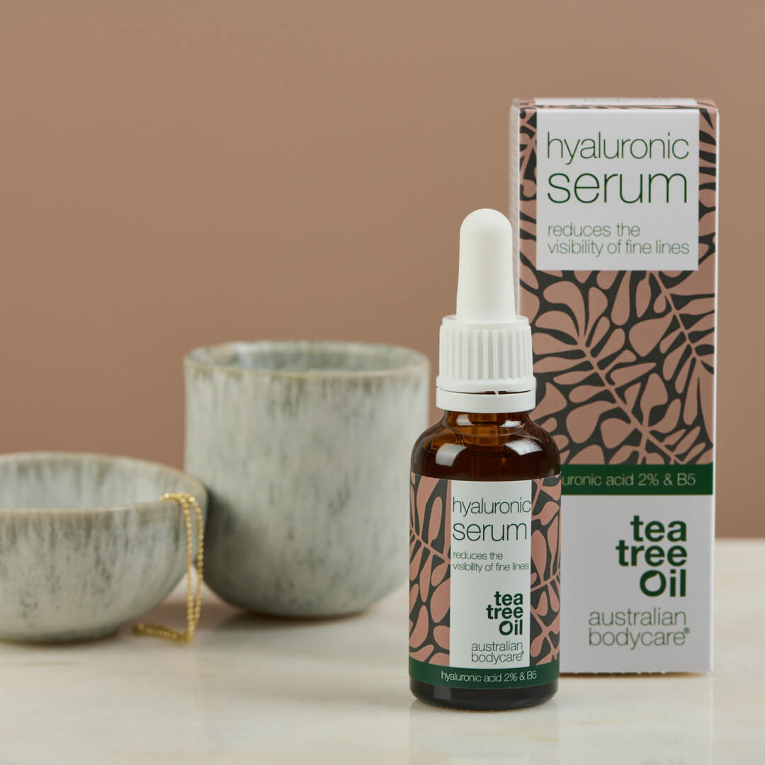 Hyaluronzuur Serum tegen fijne lijntjes — Met Tea Tree Olie, Hyaluronzuur 2% en B5 vitamine B5 tegen fijne lijntjes en een droge huid