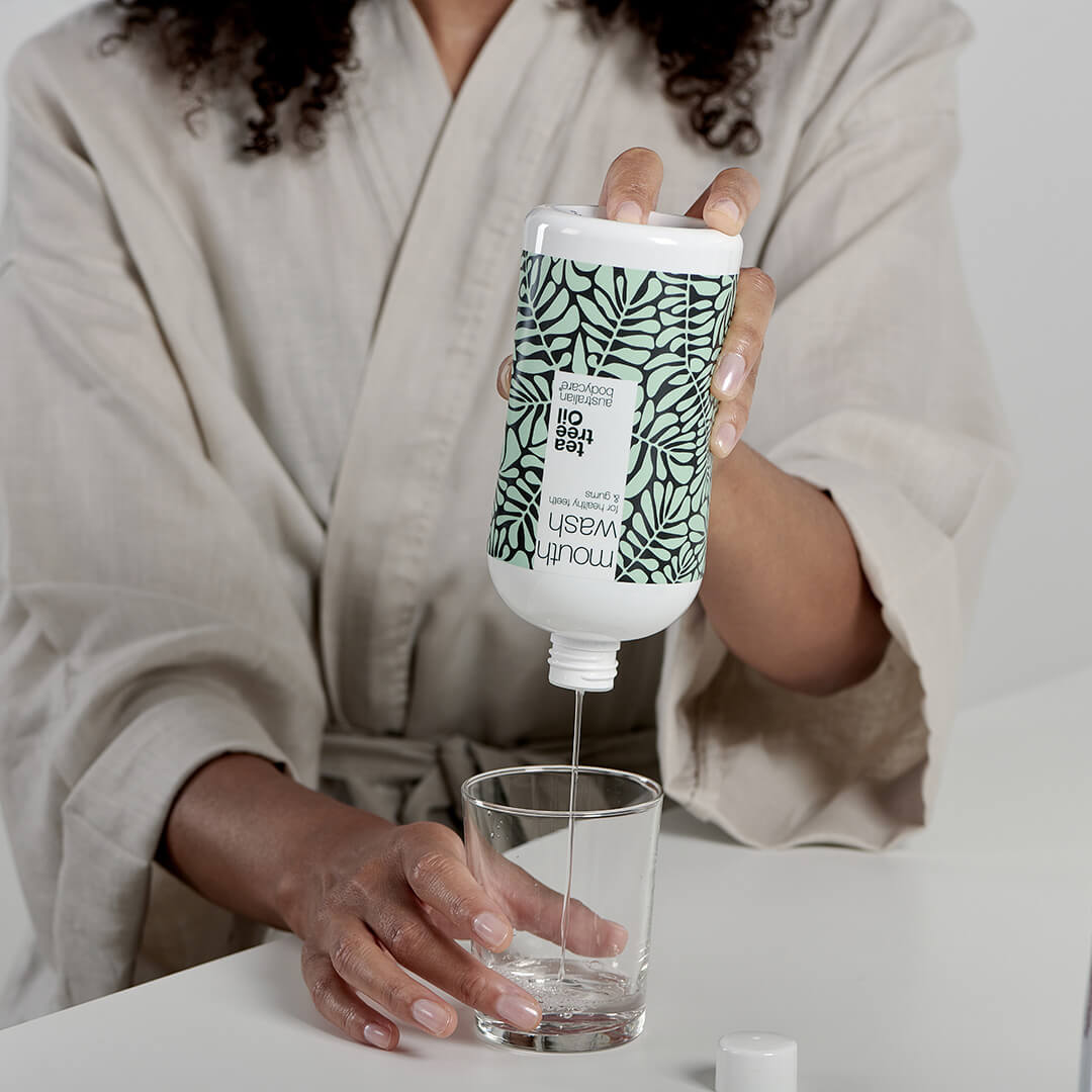 Mondwater met Tea Tree Olie — mondspoeling voor een gezonde mondhygiëne om tandvleesproblemen te voorkomen