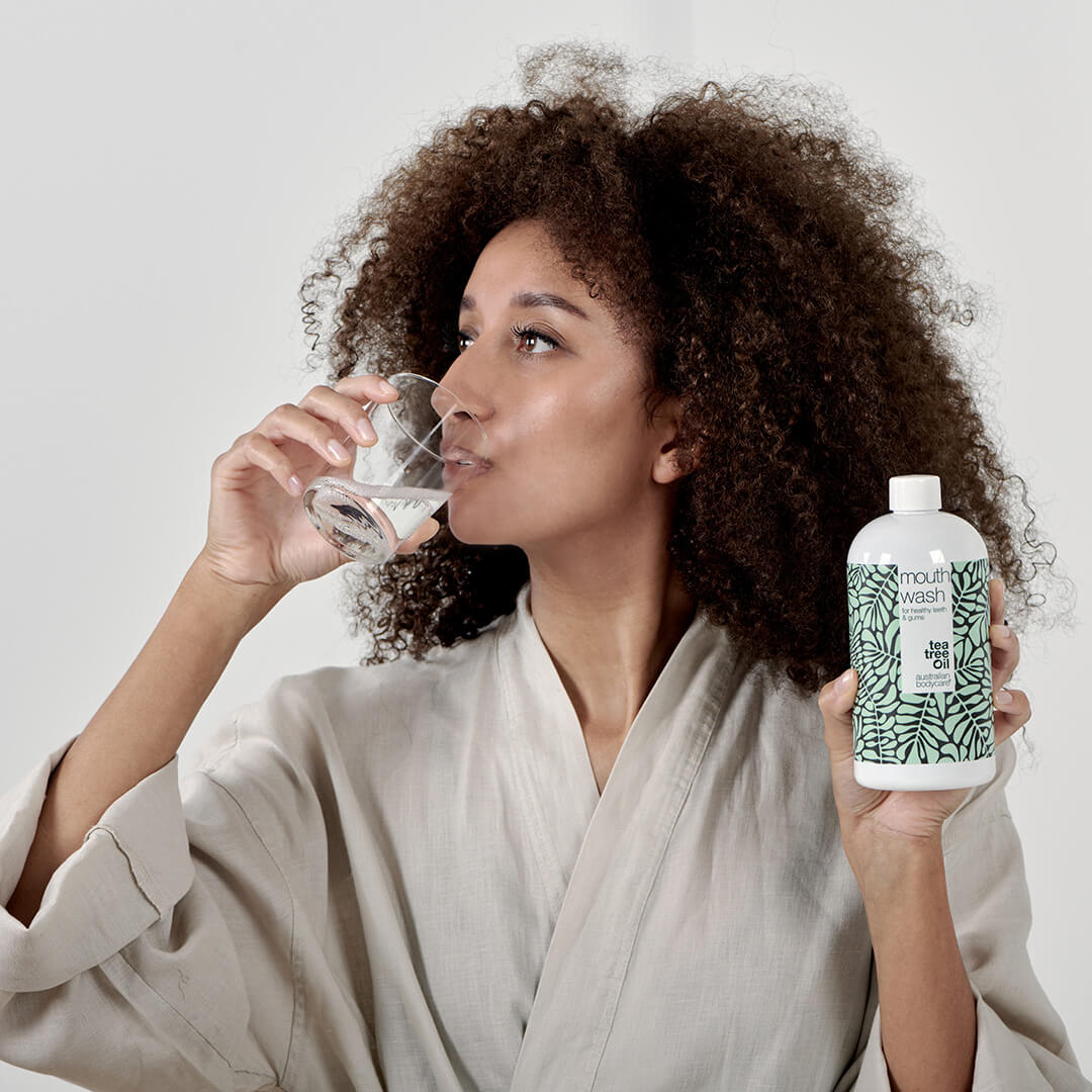 Mondwater met Tea Tree Olie — mondspoeling voor een gezonde mondhygiëne om tandvleesproblemen te voorkomen