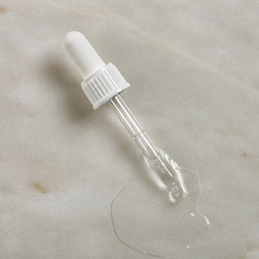 Hydraterend gezichtsserum met Squalane & Vitamine E — Squalane & Vitamine E voeden en hydrateren de droge huid. Lichtgewicht serum dat snel intrekt en de huid zacht en soepel maakt.