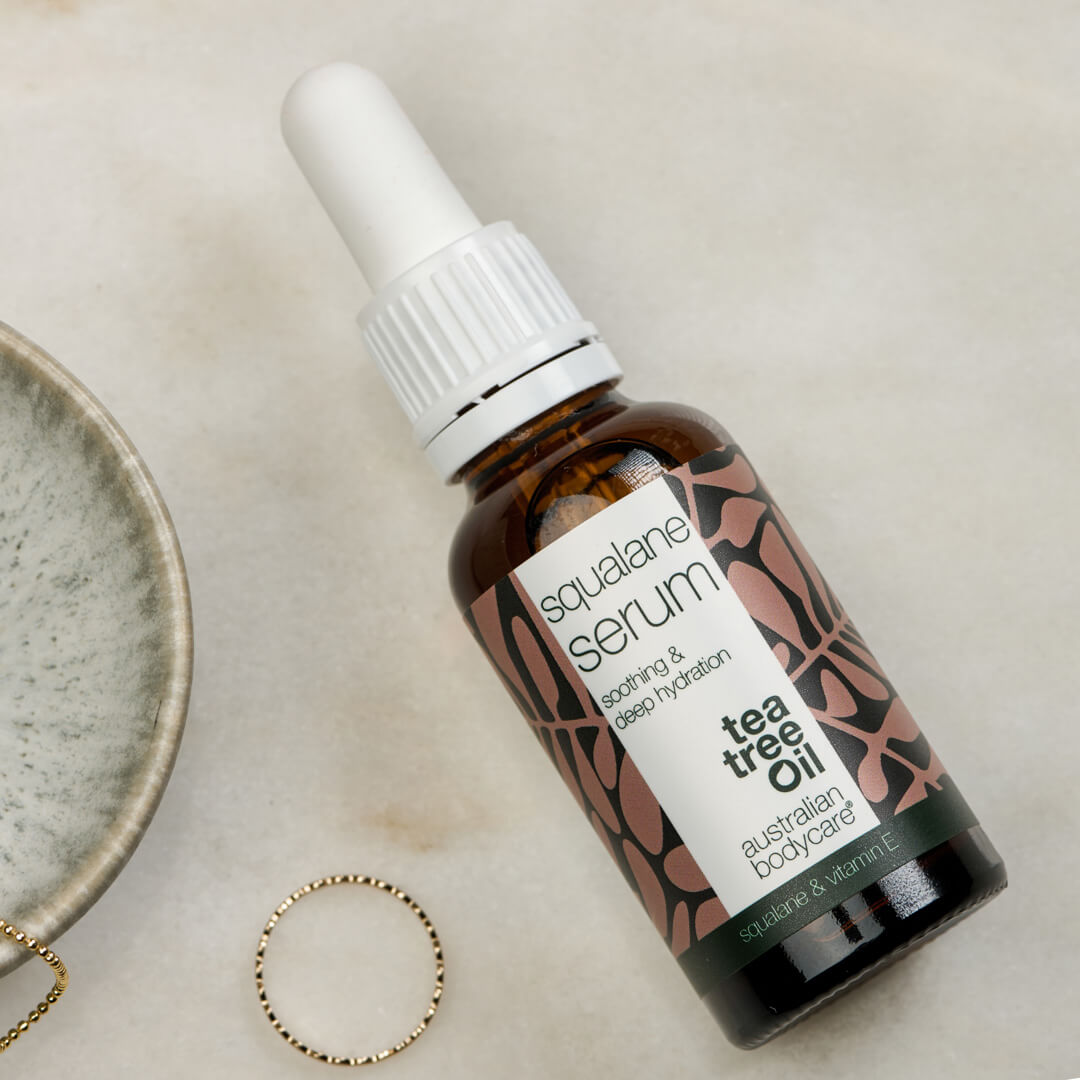Hydraterend gezichtsserum met Squalane & Vitamine E — Squalane & Vitamine E voeden en hydrateren de droge huid. Lichtgewicht serum dat snel intrekt en de huid zacht en soepel maakt.