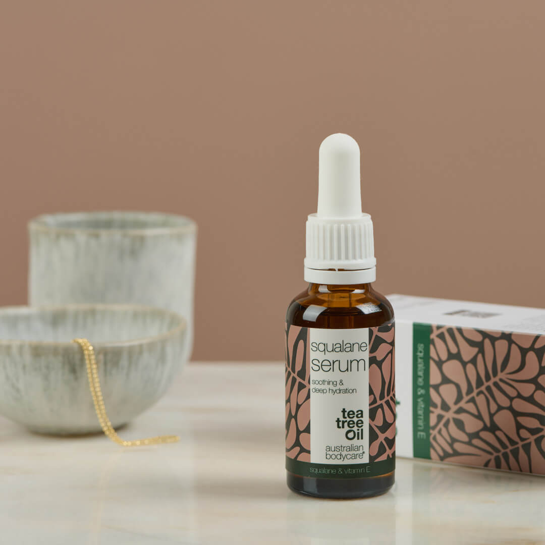 Hydraterend gezichtsserum met Squalane & Vitamine E — Squalane & Vitamine E voeden en hydrateren de droge huid. Lichtgewicht serum dat snel intrekt en de huid zacht en soepel maakt.